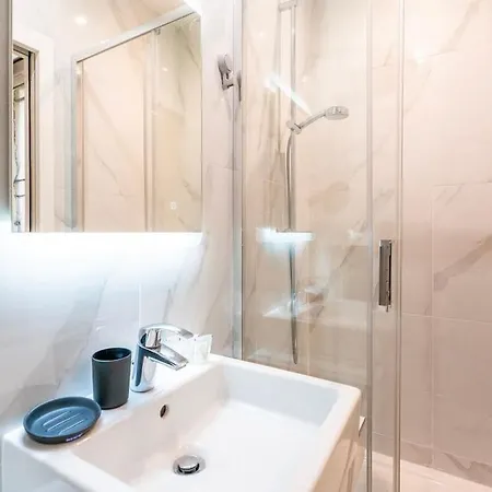 Апартаменты Luxurious With Stylish Design And Comfort - 105
