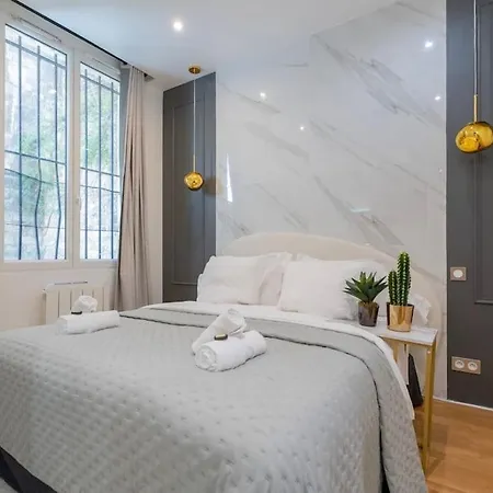 Апартаменты Luxurious With Stylish Design And Comfort - 105