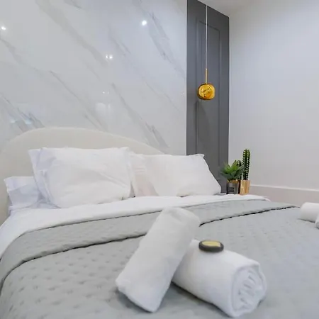 Апартаменты Luxurious With Stylish Design And Comfort - 105