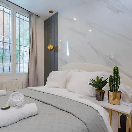 Апартаменты Luxurious With Stylish Design And Comfort - 105 Париж