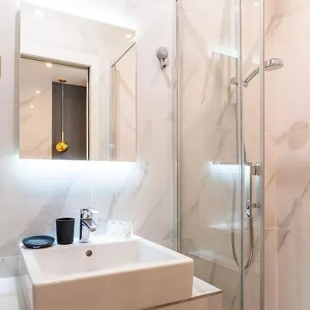 Apartamento Luxurious With Stylish Design And Comfort - 105 *