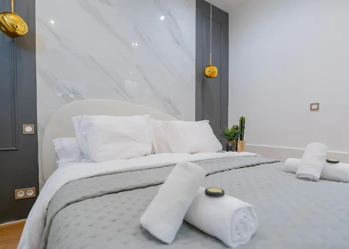 Daire Luxurious With Stylish Design And Comfort - 105