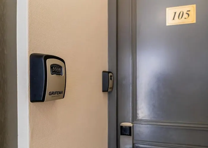 Luxurious With Stylish Design And Comfort - 105 Daire